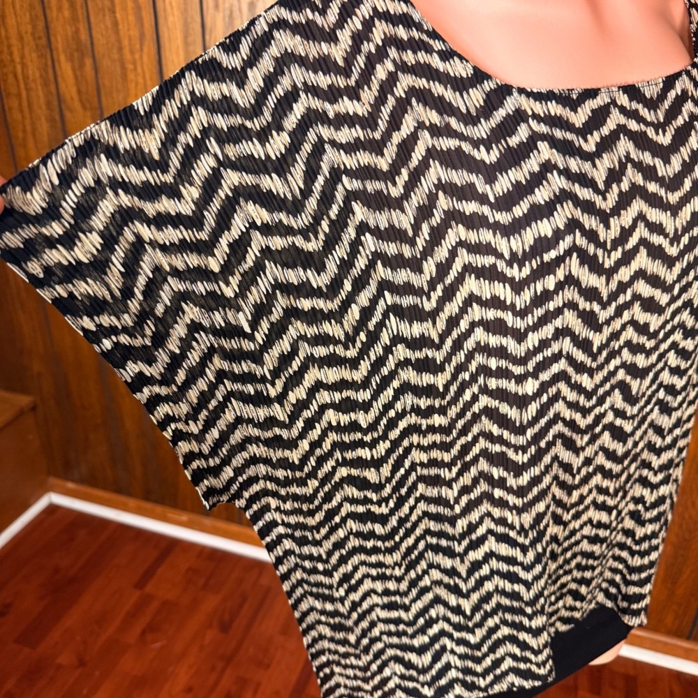 Black Boho Whimsical Chevron Blouse Top Womens L Short Sleeve Plissé Banded Hem - Picture 5 of 7